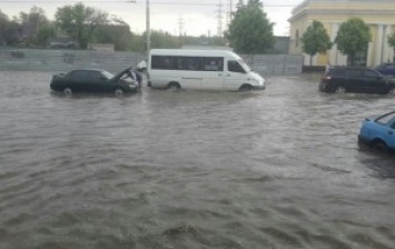 Центр Запорожья затопил сильный ливень