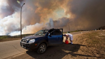 В Канаде лесные пожары отрезали город Форт Мак-Мюррей