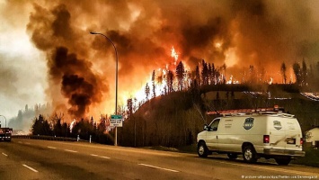 В Канаде тысячи людей эвакуируют из-за лесных пожаров