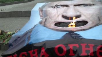 Националисты в Киеве положили пятиметрового Путина на Вечный огонь, превратив президента РФ в "геену огненную"