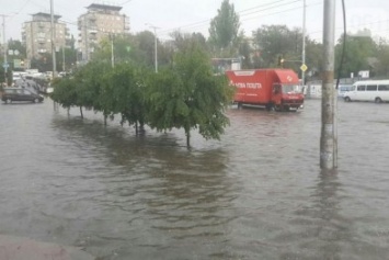 В Запорожье спасатели откачивали воду с отделения "Новой почты"