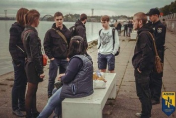 В Днепропетровске молодые активисты доказывали своим ровесникам, что пить вредно (ФОТО)