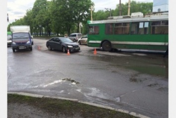 В Харькове "легковушка" столкнулась лоб в лоб с троллейбусом (ФОТО)