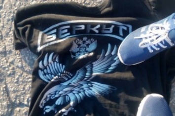 В Мелитополе боец "Азова" отобрал у мужчины футболку с "Беркутом" и гербом РФ, - ФОТО