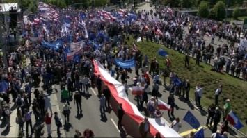 В Варшаве около 200 тыс человек вышли на акцию протеста оппозиции