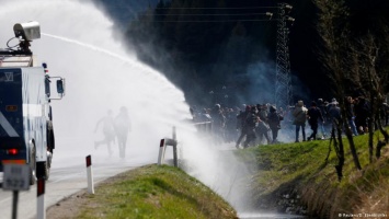 На альпийском пограничном перевале произошли стычки демонстрантов с полицией