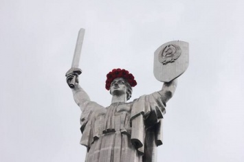 В Киеве "Родину-мать" увенчал роскошный венок из маков: украинцы почтили память участников и жертв Второй мировой войны