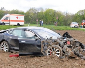 Пассажиры Tesla Model S чудом выжили в жутком ДТП