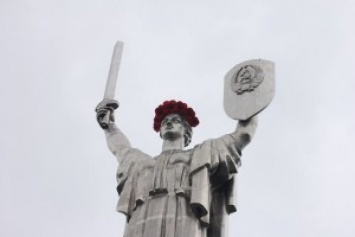 На Родину-мать в Киеве "надели" венок из красных маков