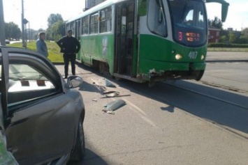 В Харькове "легковушка" протаранила трамвай: есть пострадавшие (ФОТО)
