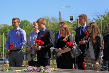 В День памяти и примирения одесситы возложили цветы к памятнику Героям-летчикам (политика)