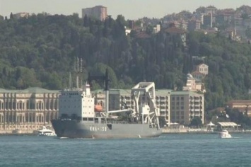 Российский корабль с военным грузом проплыл через черноморские проливы Турции (фото)