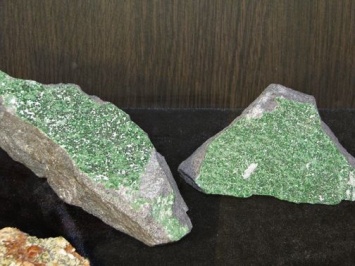 Волшебный мир минералов: редкие зеленые гранаты и рубин, предвидящий беду