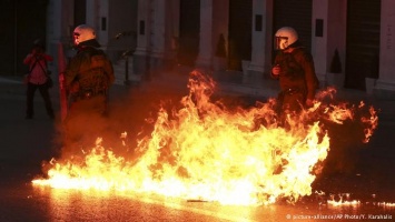 В Греции тысячи людей вышли на протест. Произошли столкновения с полицией