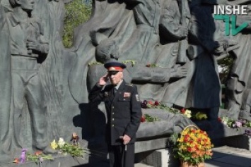 День Победы в Николаеве: к стеле освободителям пришли горожане с фотографиями родных и приехала «Лада» с георгиевской лентой и флагом ВМФ СССР