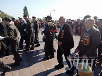 Более тысячи граждан собрались возле монумента Славы в Днепропетровске