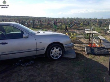 На николаевском кладбище нетрезвая женщина за рулем автомобиля сбила надгробную плиту