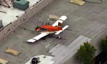 В Калифорнии легкомоторный самолет упал на крышу офисного здания