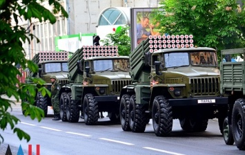 Нарушая минские договоренности, в оккупированном Донецке проводят парад с участием военной техники
