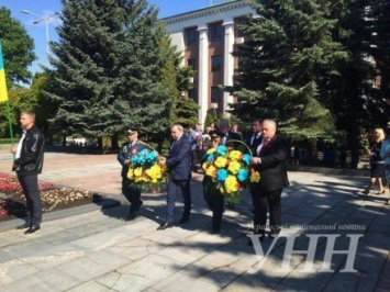 Ветераны в Ровно возложили цветы к памятнику героям Небесной сотни и погибшим в АТО