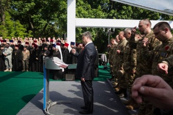 Президент и военные помолились за павших защитников времен Второй мировой (фото)