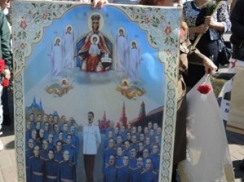 В центр Киева принесли икону со Сталиным