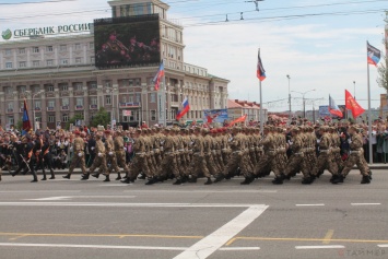 В Донецке состоялись военный парад и акция «Бессмертный полк»