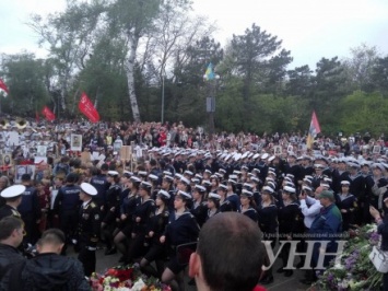 Более тысячи человек собрались у памятника Неизвестному матросу в Одессе