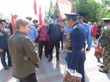 День Победы прошел с потасовками по поводу красных флагов и оранжево-черных лент (видео)