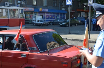 В Николаеве автомобиль с советской символикой провоцировал митинг на День Победы