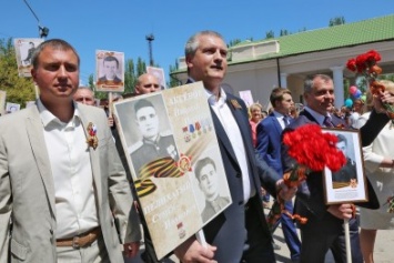 Аксенов прошел в рядах Бессмертного полка по улицам города воинской славы Феодосии (ФОТО)