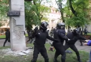 Жестокая драка у памятника Тудору во Львове: двое полицейских ранены в столкновениях с вооруженными активистами