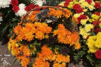 В Кривом Роге к братской могиле возлагали корзины в цветах "георгиевской ленточки" (ФОТО)
