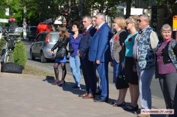 В День Победы николаевцы возложили цветы стеле воинам-освободителям