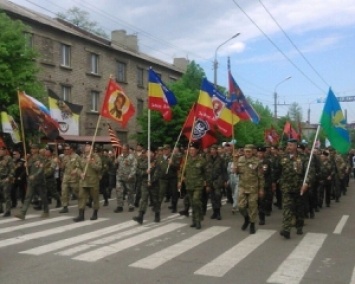 На парад в "ЛНР" люди вышли с флагами нацистов - журналист (ФОТО)