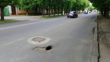 В центре Николаева проваливается асфальт