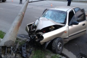 Утреннее ДТП на Набережной: водитель на Daewoo Sens сбил столб (ФОТО)