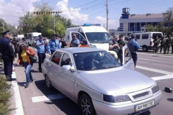 В Мариуполе митингующие пытались устроить самосуд над водителем авто (ВИДЕО)