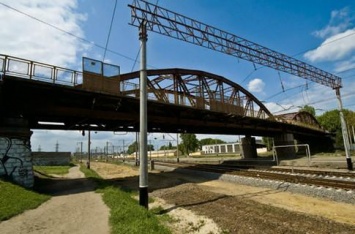 На Подоле парень упал с моста, когда пытался сделать селфи