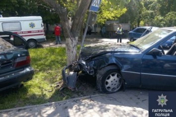 В Одессе на Таирова в аврии пострадали знак, дерево и две пассажирки