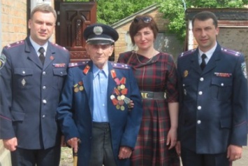 Кировоградские полицейские вручили награду и подарки коллеге-фронтовику