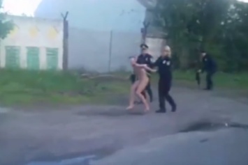 Кременчугские патрульные поймали на улице пьяную обнаженную женщину (ВИДЕО)
