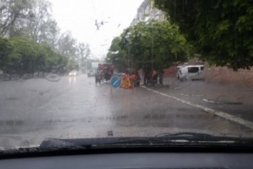 В Краматорске дорожники продолжают класть асфальт в лужи (ФОТО и АУДИО)