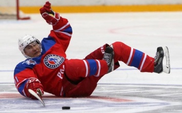 Telegraph: Во время хоккейного матча «сильный» президент Путин упал на льду