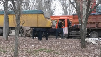 В Николаеве установили запрещающие знаки возле сквера, где зерновозы организовали отстойник