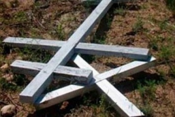 Житель Сумщины отсидит более 4 лет в тюрьме за вандализм на кладбище