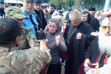 В Запорожской области священнику, надевшему георгиевскую ленточку, запретили вести службы