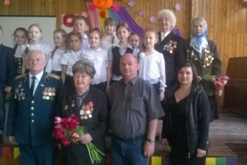 Авдеевские школьники подарили ветеранам песни Победы (ФОТО)