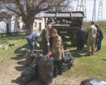 В Николаеве привлекли школьников и туристов убирать мусор с пользой (ВИДЕО)