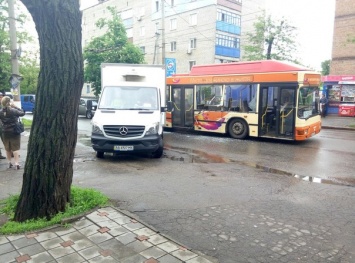 Опасный рейс: В Кривом Роге в автобус въехал грузовик (фото)